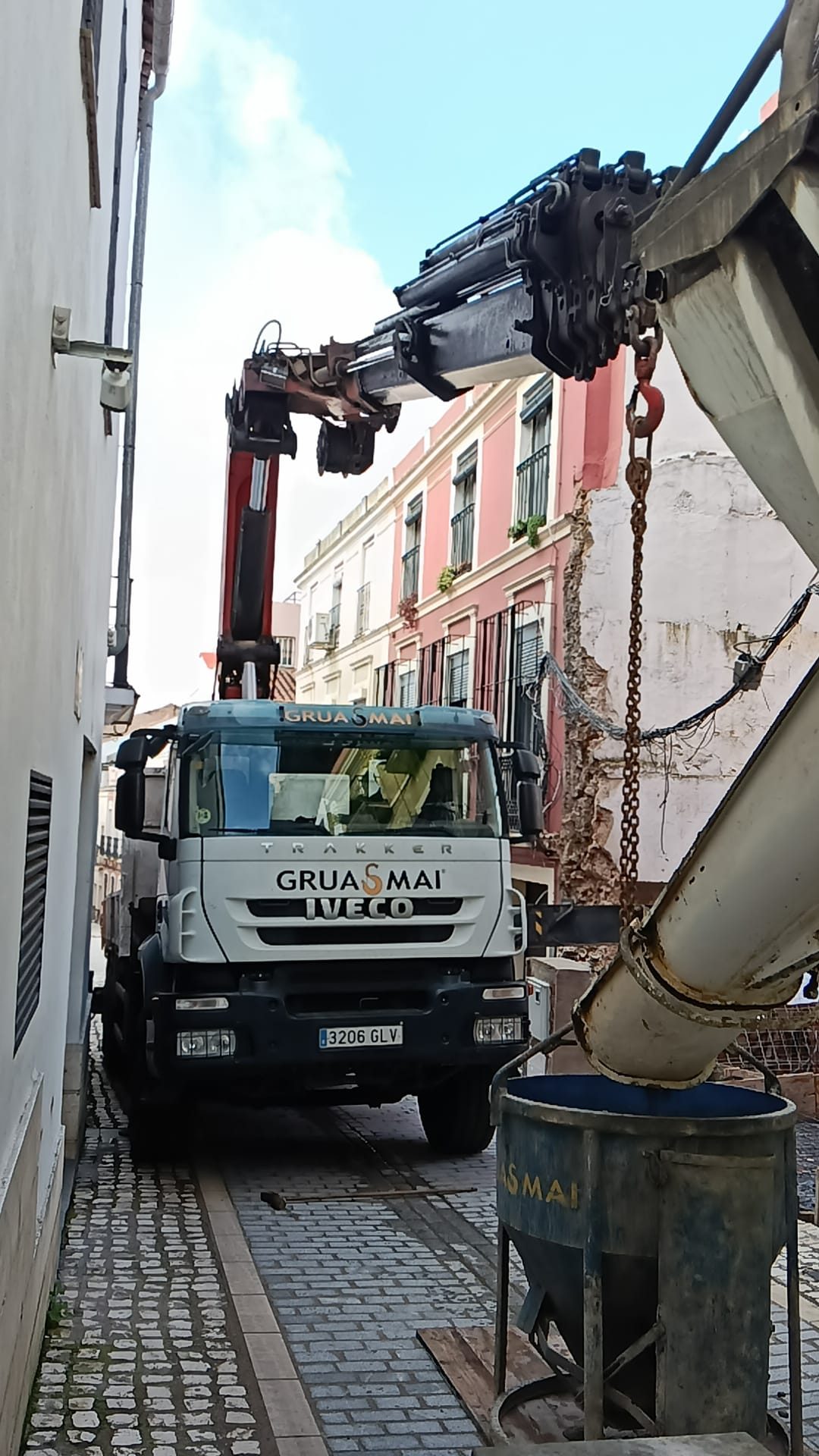 Camión pluma de Grúas MAI elevando carga en Badajoz