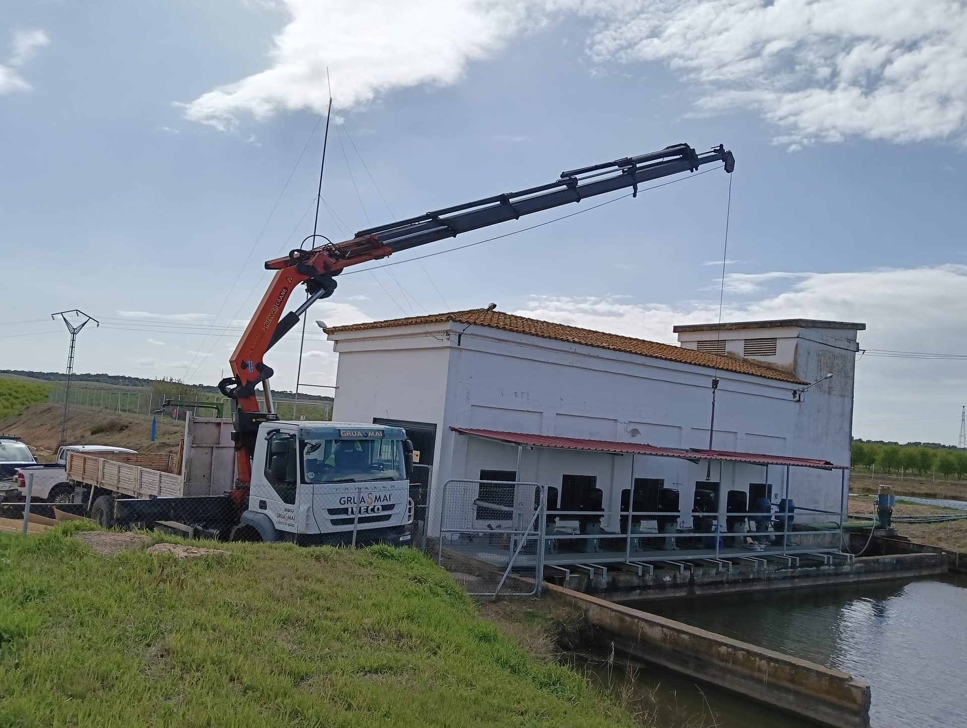 Camión pluma de Grúas MAI realizando trabajos de elevación en Badajoz