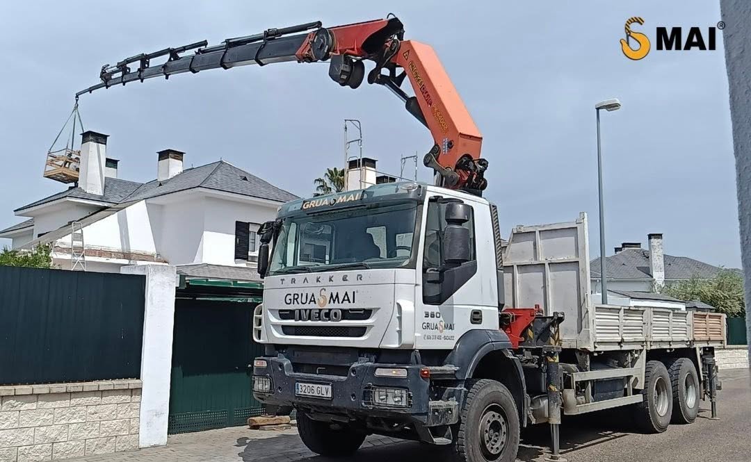 Trabajos en tejados con cesta colgante — Grúas MAI en Extremadura
