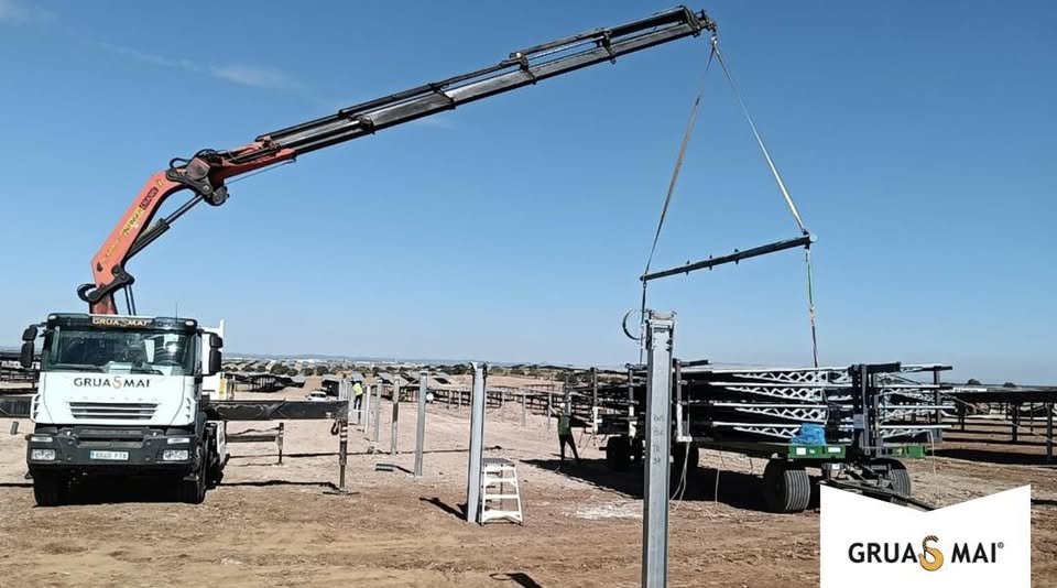 Montaje de estructuras en planta solar — Grúas MAI en Extremadura