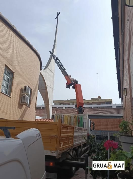 Camión pluma de Grúas MAI colocando las campanas de la Parroquia de Nuestra Señora del Perpetuo Socorro en Badajoz
