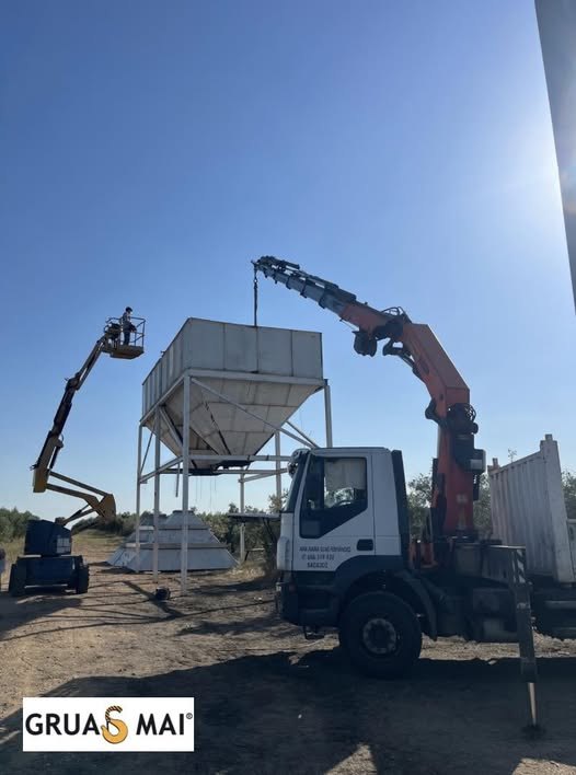 Camión pluma PK 44.002 y plataforma de brazo articulado de Grúas MAI trabajando en el campo, en el término municipal de Badajoz