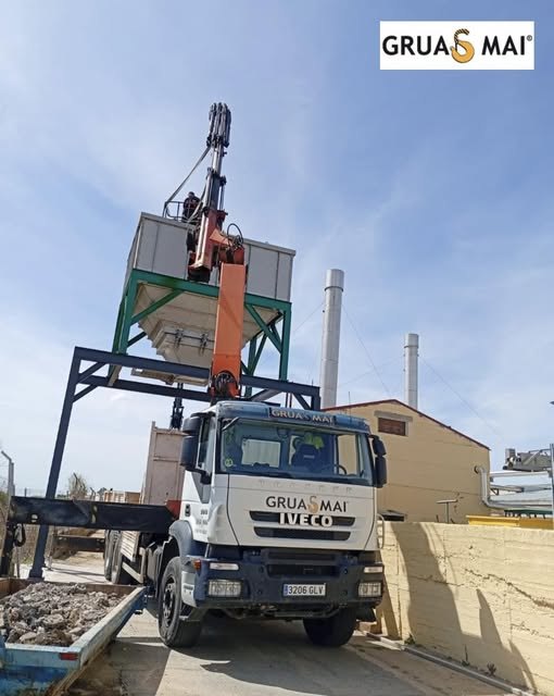 Camión pluma de Grúas MAI durante la instalación de un silo en el término municipal de Badajoz